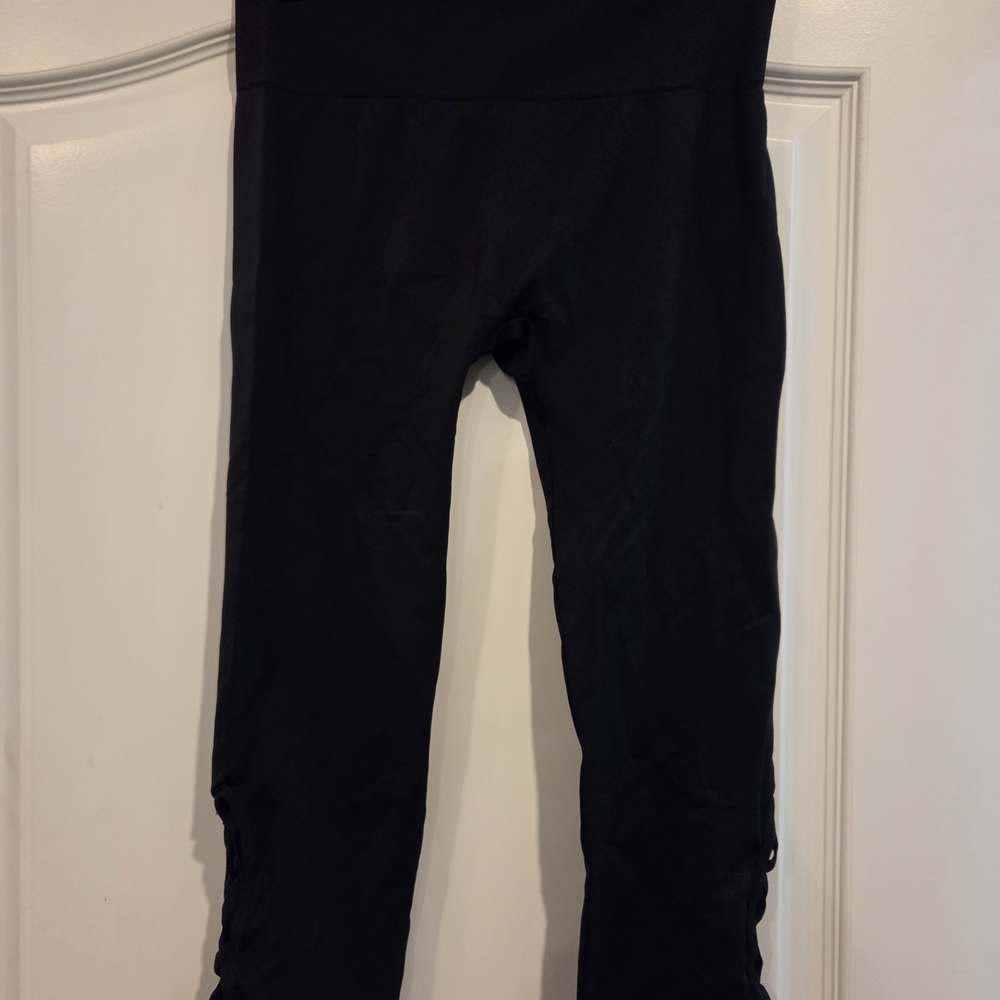 Black Leggings With Leg Design